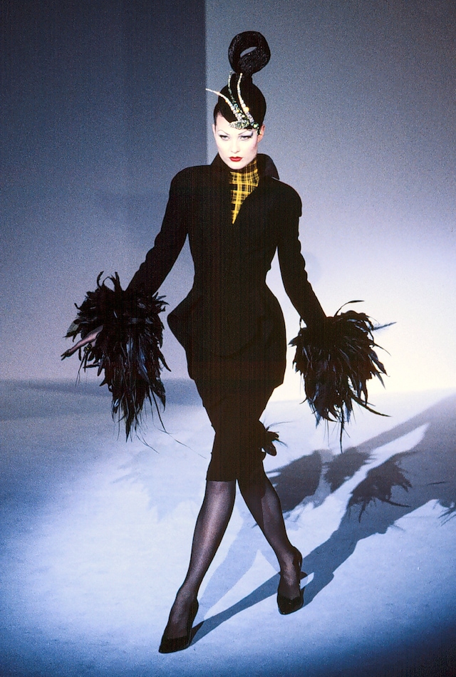 Shalom Harlow iconic catwalk moments 8